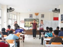 Mahasiswa Universitas Pertahanan RI Bekali Siswa Sekolah Rakyat 76 Mimika Materi Kedisiplinan