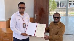 Bupati Melkianus Mote Hibahkan Tanah ke PLN Mendukung Pembangunan PLTS untuk Warga Deiyai