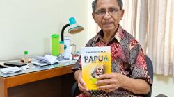 Dosen IFTK Ledalero Pastor Bernardus Boli Ujan Terima Buku Karya Penulis Putra Asli Tanah Papua