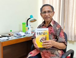 Dosen IFTK Ledalero Pastor Bernardus Boli Ujan Terima Buku Karya Penulis Putra Asli Tanah Papua