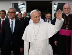 Paus Leo Kembali ke Vatikan Setelah Diperbolehkan Pulang dari Rumah Sakit Agostino Gemelli di Roma