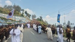 Padukan Dua Momen Rohani, Umat Katolik Dekanat Moni-Puncak Jaya Pawai Keliling Kota Sugapa