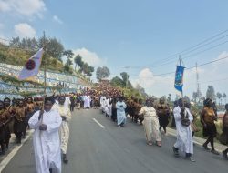 Padukan Dua Momen Rohani, Umat Katolik Dekanat Moni-Puncak Jaya Pawai Keliling Kota Sugapa