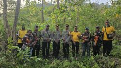 Wakil Kapolres Jayapura Kompol Suheriyono Bersama Satuan Binmas dan Warga Lakukan Penghijauan