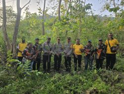 Wakil Kapolres Jayapura Kompol Suheriyono Bersama Satuan Binmas dan Warga Lakukan Penghijauan