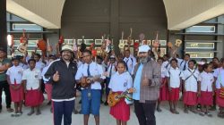 Bupati Tolikara Serahkan 200 Ukulele, Pelajar Kanggime Bersiap Semarakkan Rapat BPL GIDI ke-60
