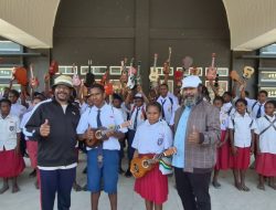 Bupati Tolikara Serahkan 200 Ukulele, Pelajar Kanggime Bersiap Semarakkan Rapat BPL GIDI ke-60