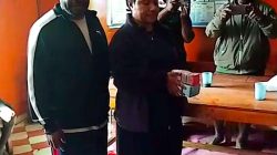 Senator Arianto Kogoya dan Istrinya Bantu Rp 100 Juta untuk Sukseskan BPL GIDI di Distrik Kanggime