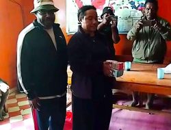 Senator Arianto Kogoya dan Istrinya Bantu Rp 100 Juta untuk Sukseskan BPL GIDI di Distrik Kanggime