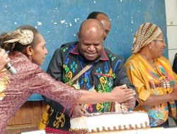 Bupati Dogiyai Yudas Tebai Nyalakan Lilin HUT ke-63 SMP YPPK Santo Fransiskus Asisi Mowanemani