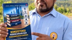 Jejak Pengabdian Intelektual Muda Imanuel Gurik Mewujud Buku Demi Kemajuan Kabupaten Tolikara
