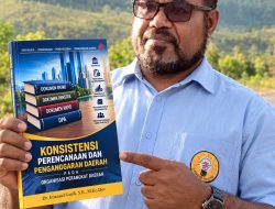 Jejak Pengabdian Intelektual Muda Imanuel Gurik Mewujud Buku Demi Kemajuan Kabupaten Tolikara